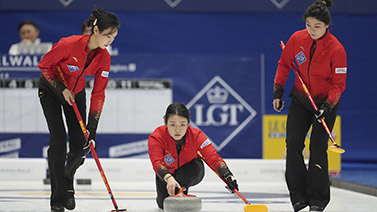 杏彩体育平台：亚冬会｜风雪中的拥抱2025-02-13.